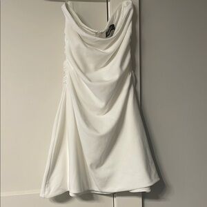 Chic White One Shoulder Dress with Sleek Design